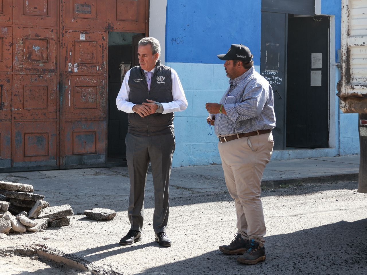 Supervisa Pepe Chedraui trabajos campaña «Bacheando Puebla» en el Barrio de Analco