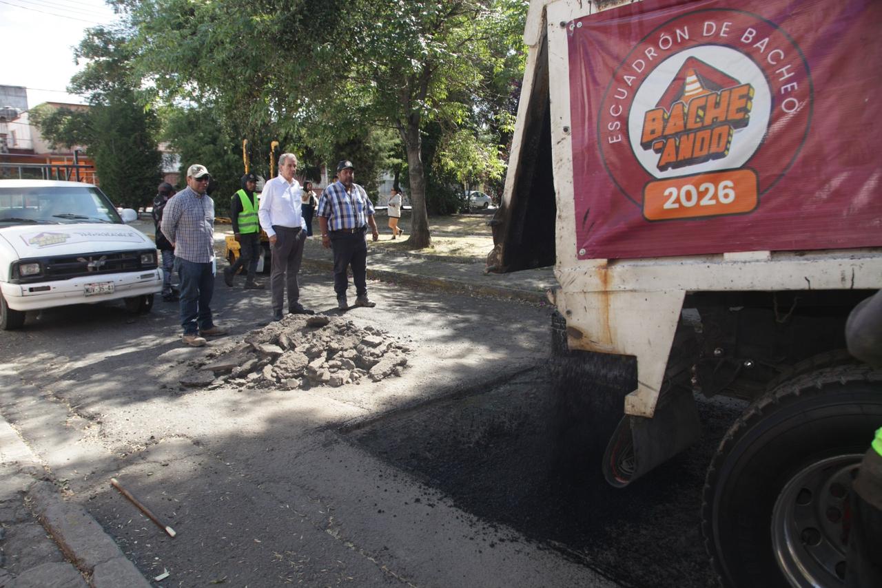 Supervisa Pepe Chedraui cuadrillas de bacheo en El Carmen