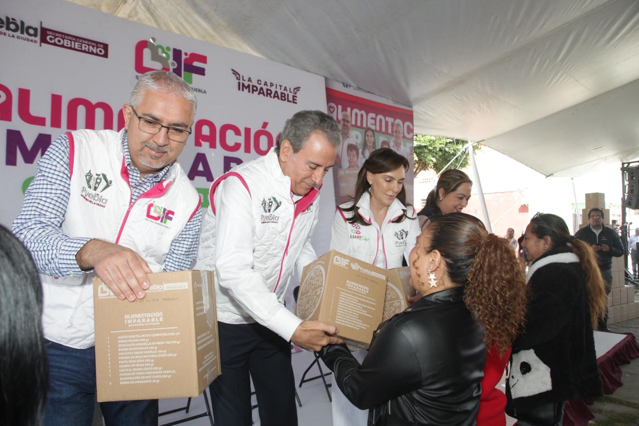 Pepe Chedraui y MariElise Budib recorren la capital entregando apoyos alimentarios a las familias poblanas