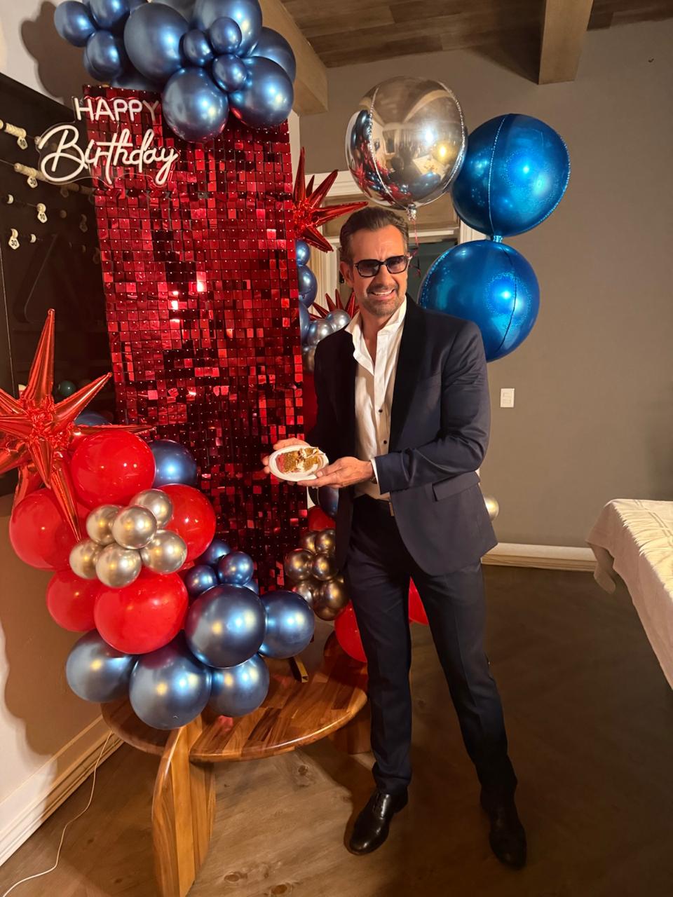 Elenco y producción de “Corazón de Oro” le festejaron su cumpleaños a Gabriel Soto