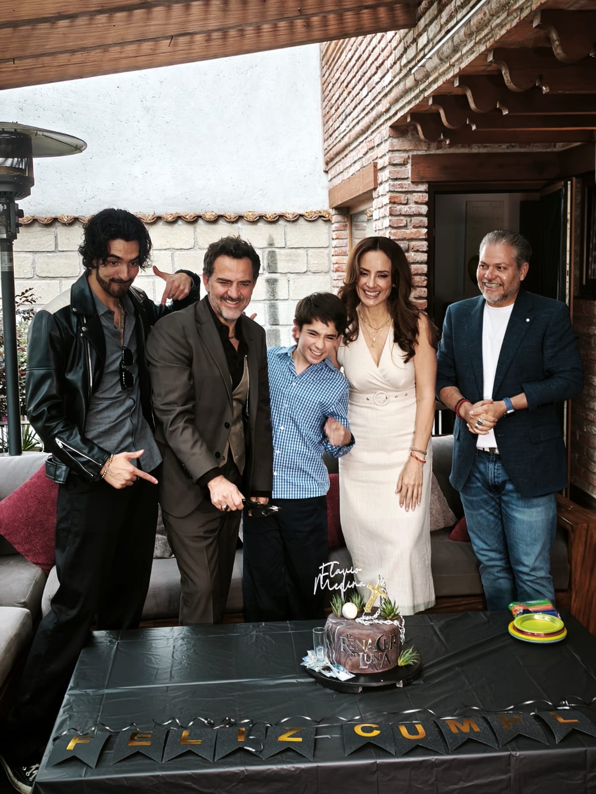 Elenco y producción de “El Renacer de Luna” le festejaron su cumpleaños a Flavio Medina