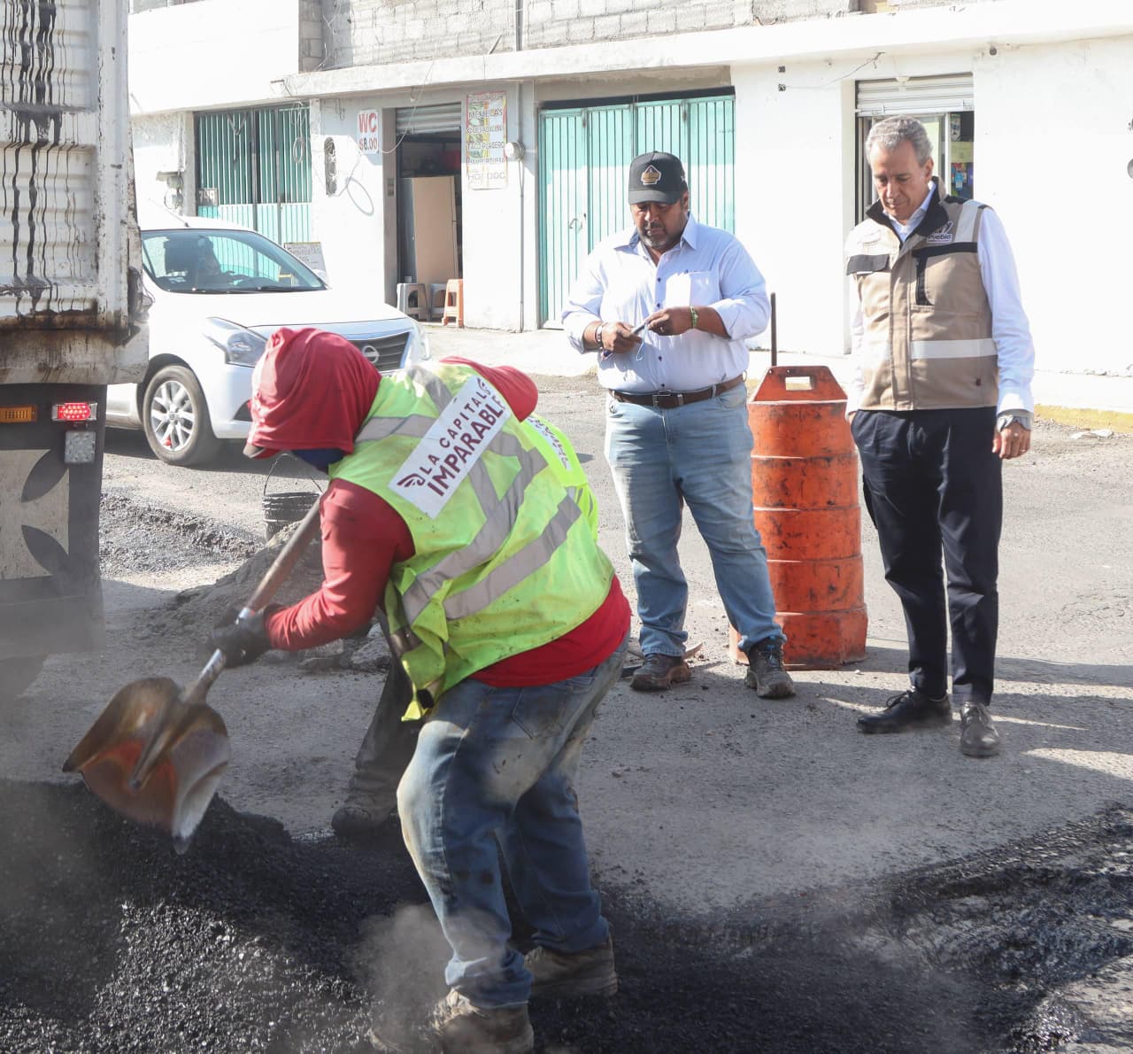 El Gobierno de Pepe Chedraui mejora las vialidades de la capital con el programa de bacheo permanente