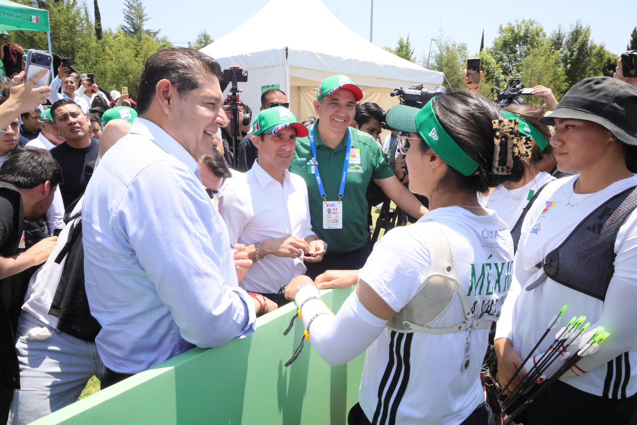 Gobernador Armenta Mier y Rommel Pacheco recorren mundial tiro con arco