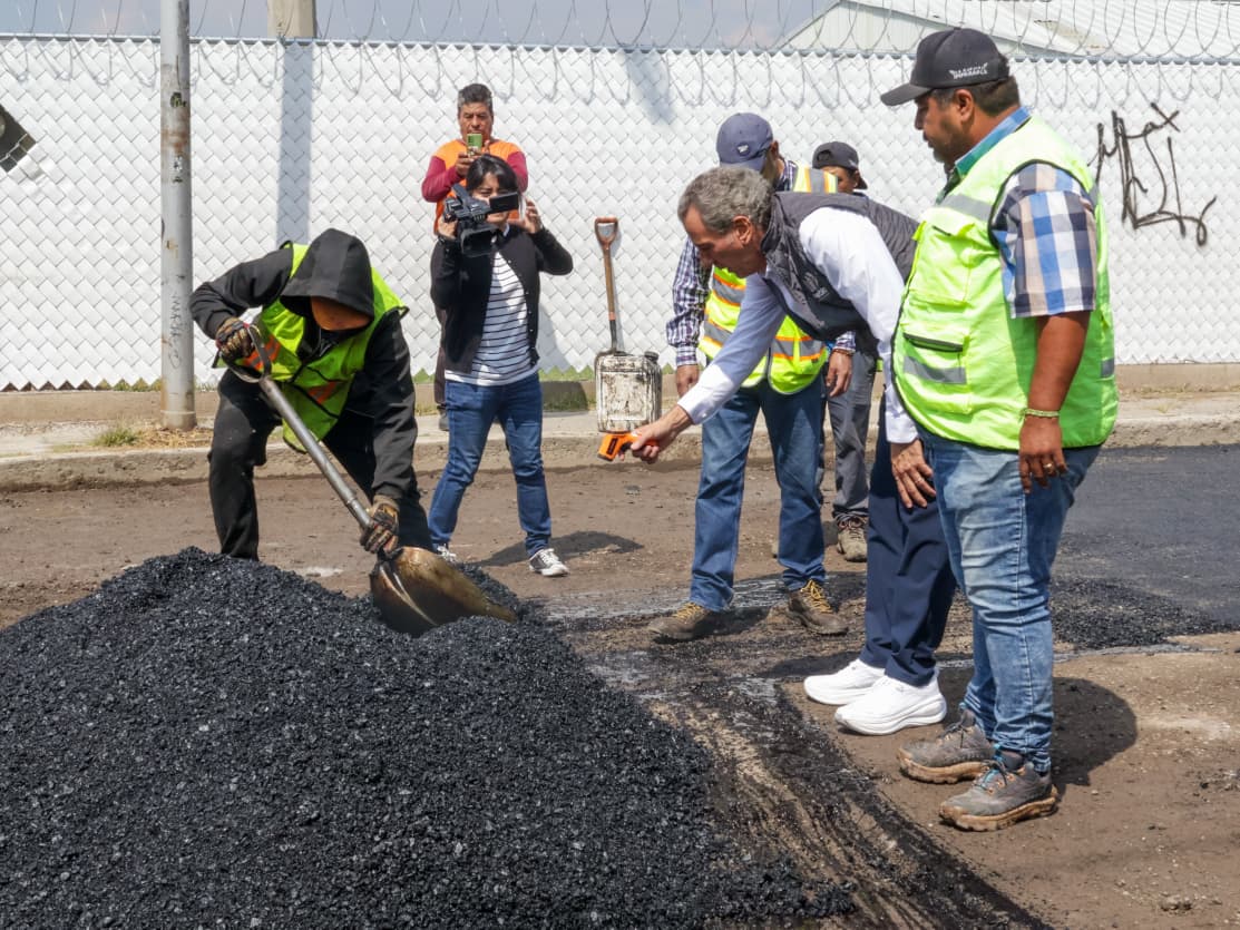Pepe Chedraui supervisa trabajos de bacheo en San Pablo Xochimehuacan