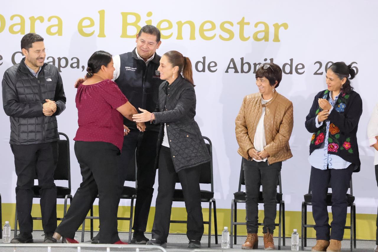 La cuarta transformación se dedica a la felicidad del pueblo de México: presidenta Claudia Sheinbaum entrega 240 viviendas y 577 condonaciones de crédito en san José Chiapa, Puebla
