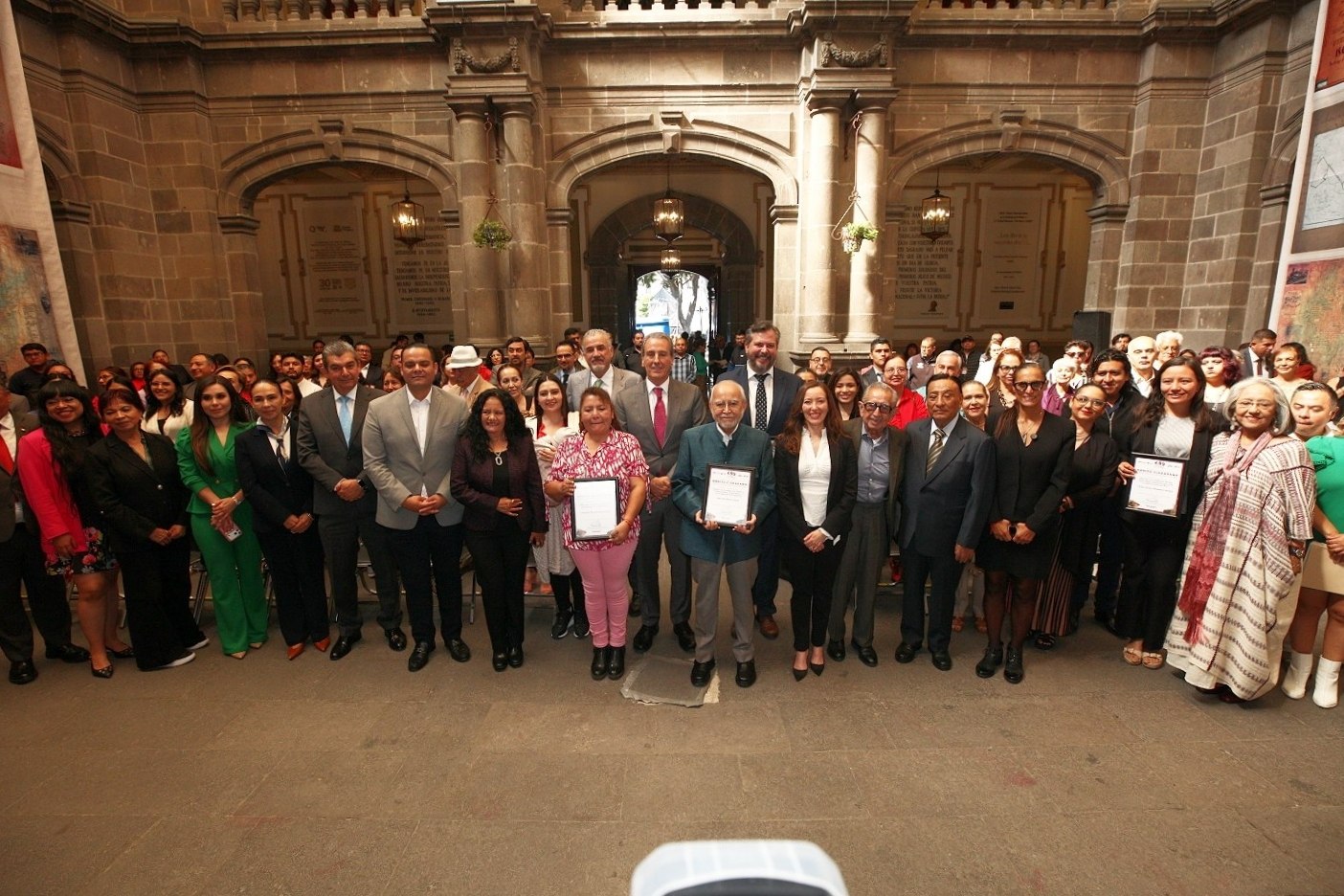 Entrega Pepe Chedraui premios al mérito ciudadano en artes, cultura y patrimonio cultural