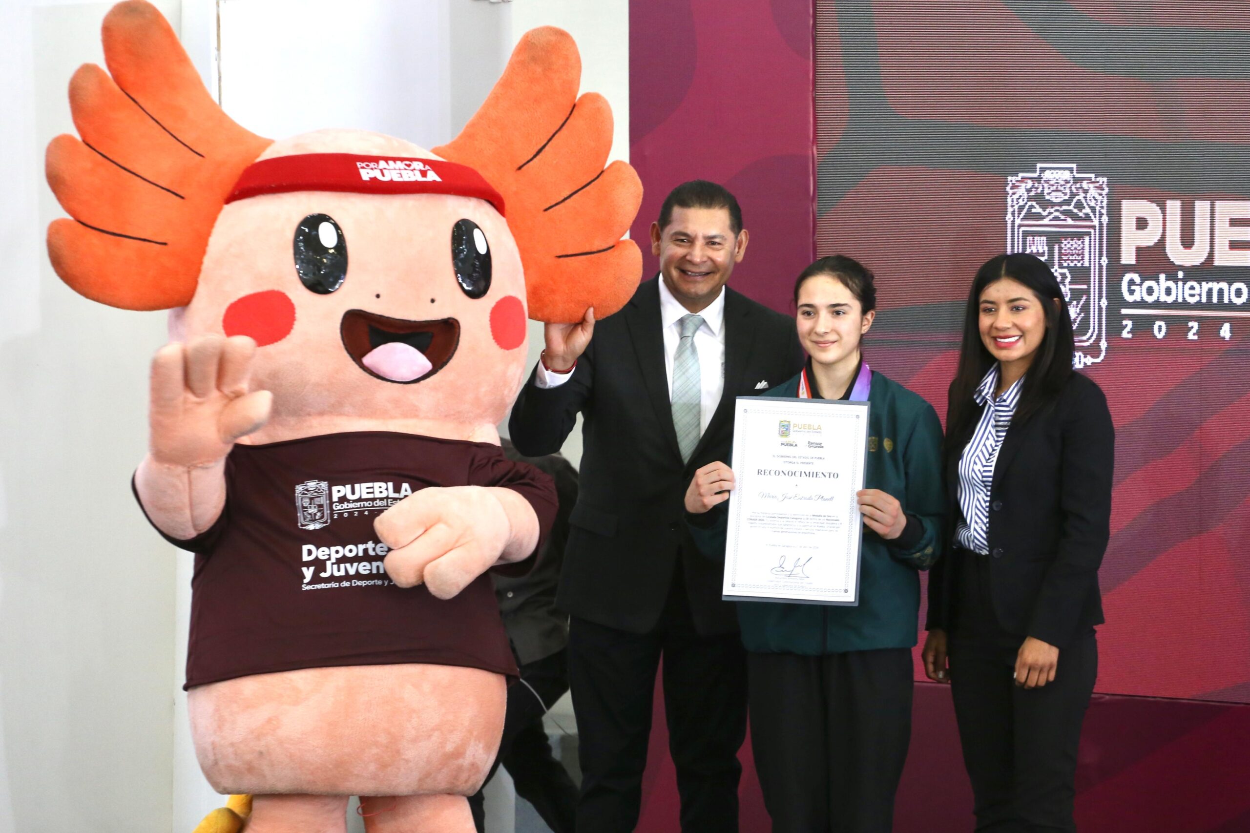 Puebla es referente nacional en deporte, reconoce Gobernador Armenta a medallista en escalada