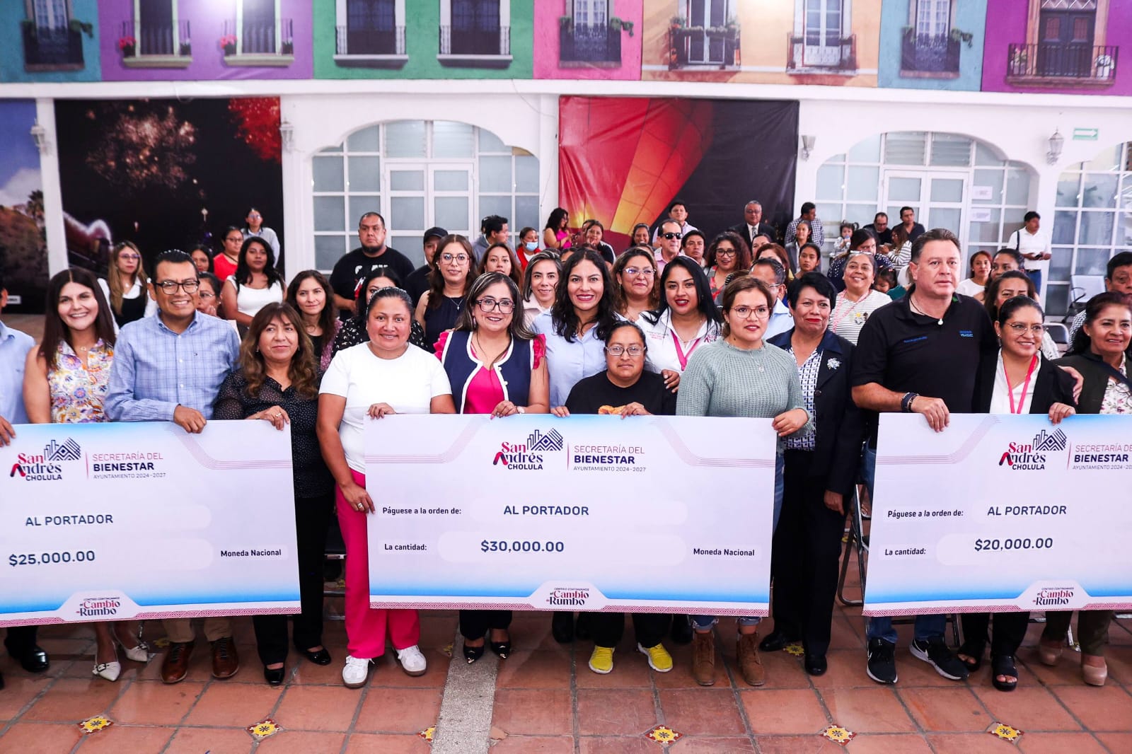 Lupita Cuautle entrega apoyos económicos a planteles educativos del municipio