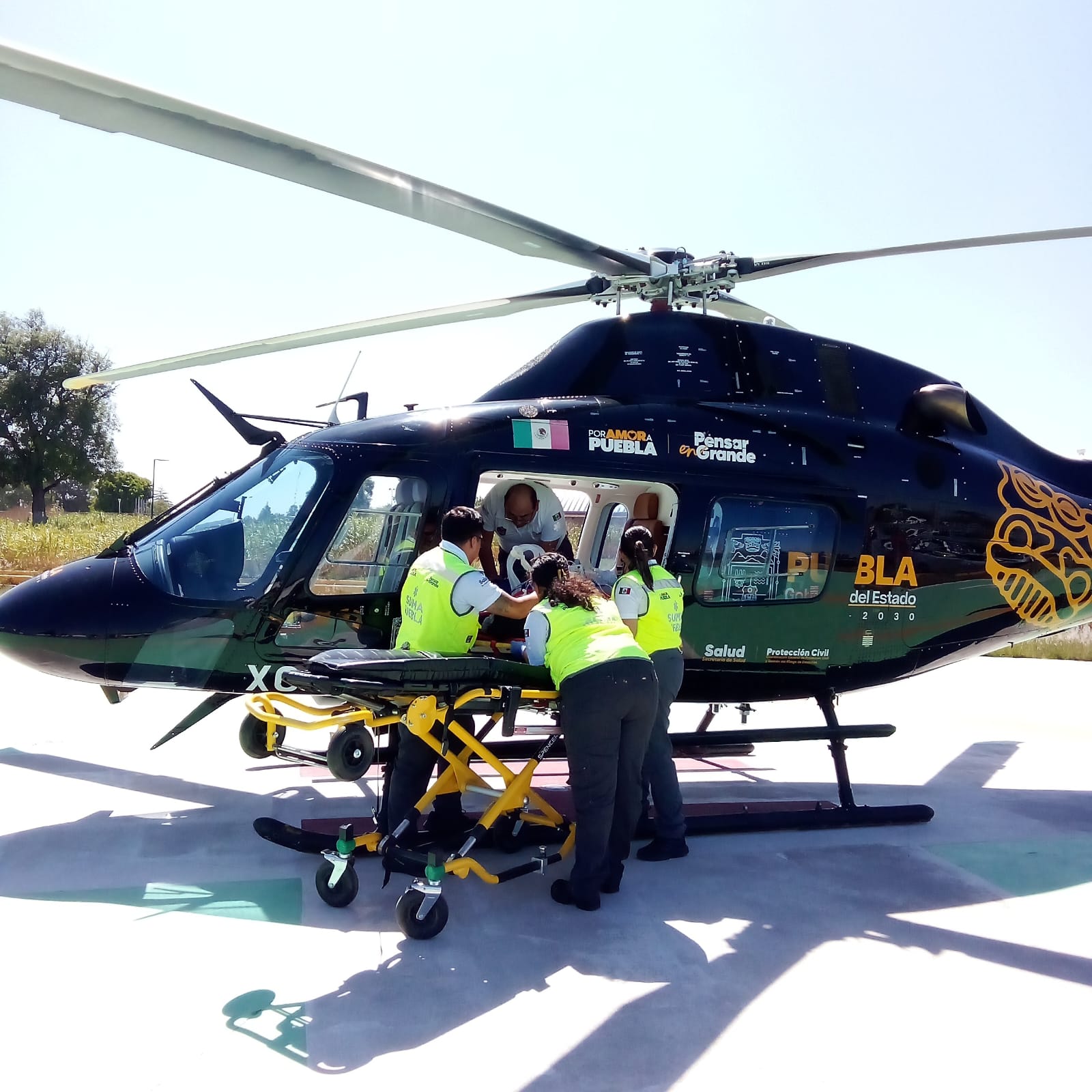 Con ambulancia aérea, gobierno garantiza atención especializada de una joven tras complicaciones por cesárea