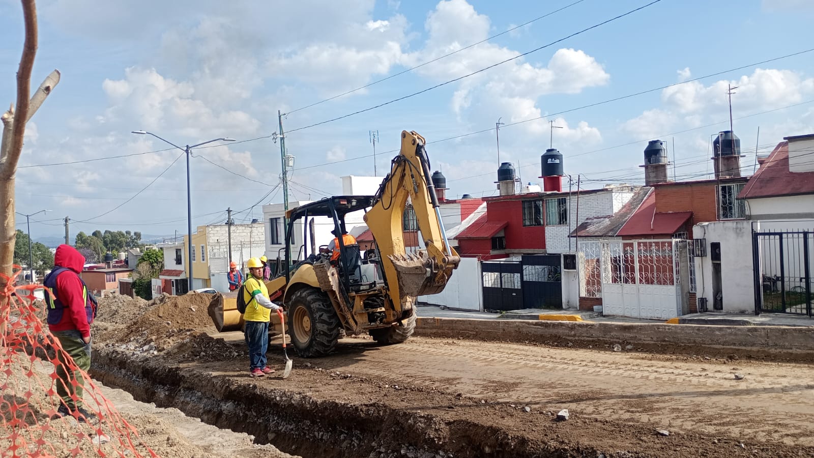 Para evitar inundaciones y colapsos en la red de drenaje, Agua de Puebla Sustituye la Infraestructura Sanitaria en la colonia SNTE