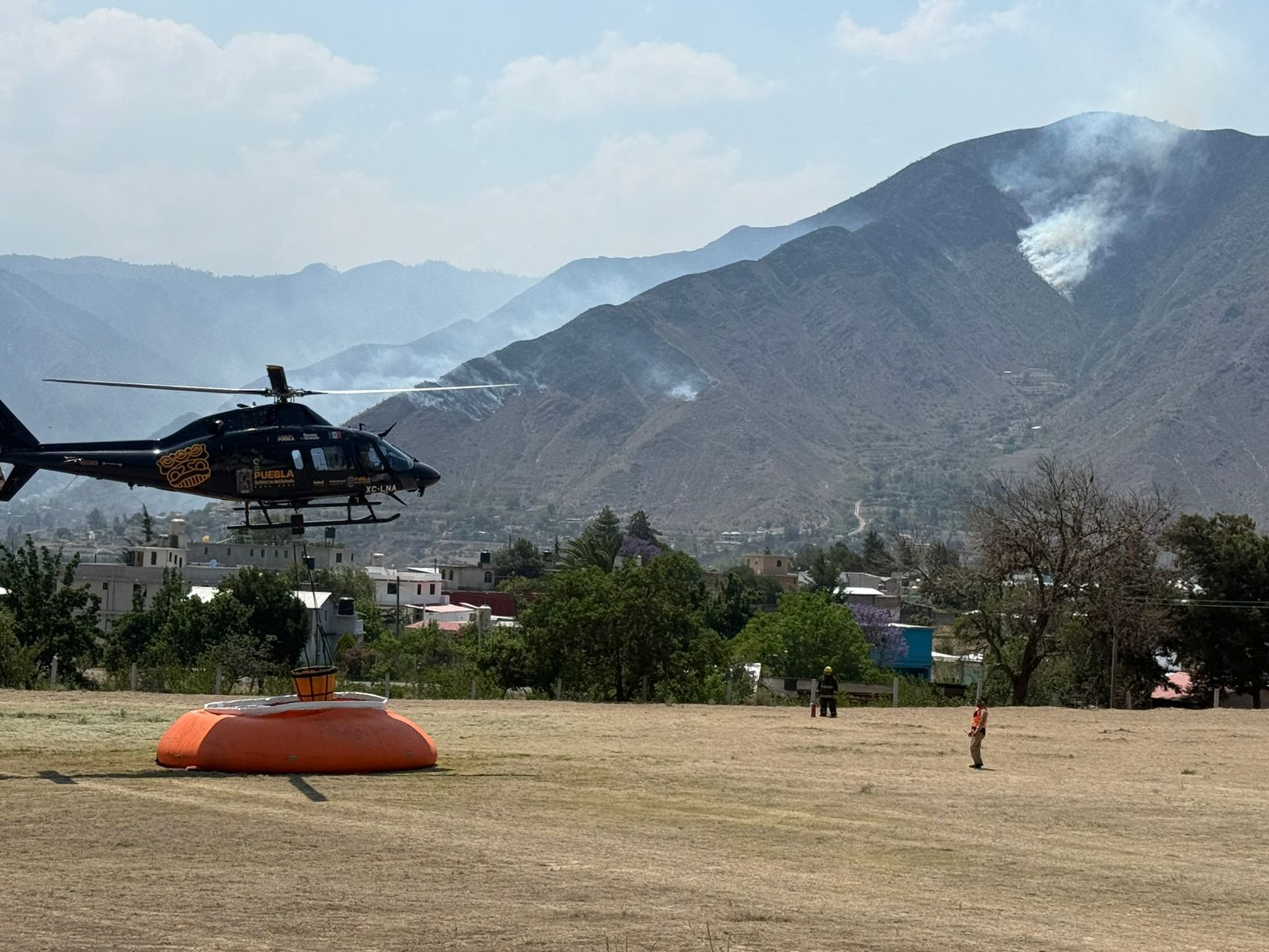 Por aire y por tierra órdenes de gobierno combaten incendio forestal en Zautla