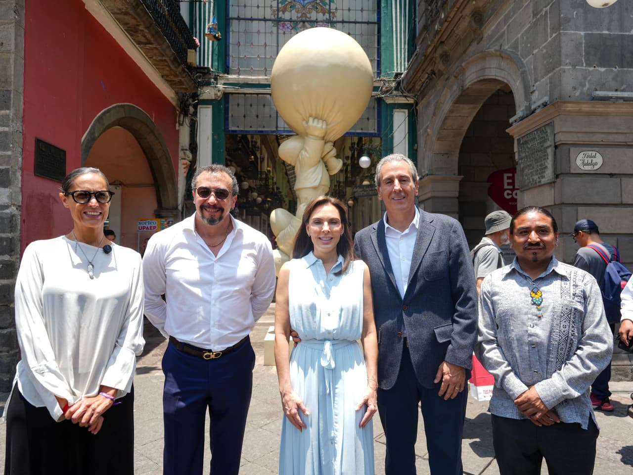 Pepe Chedraui inaugura la exposición “Viajando con Timoteo. El mundo como escenario”
