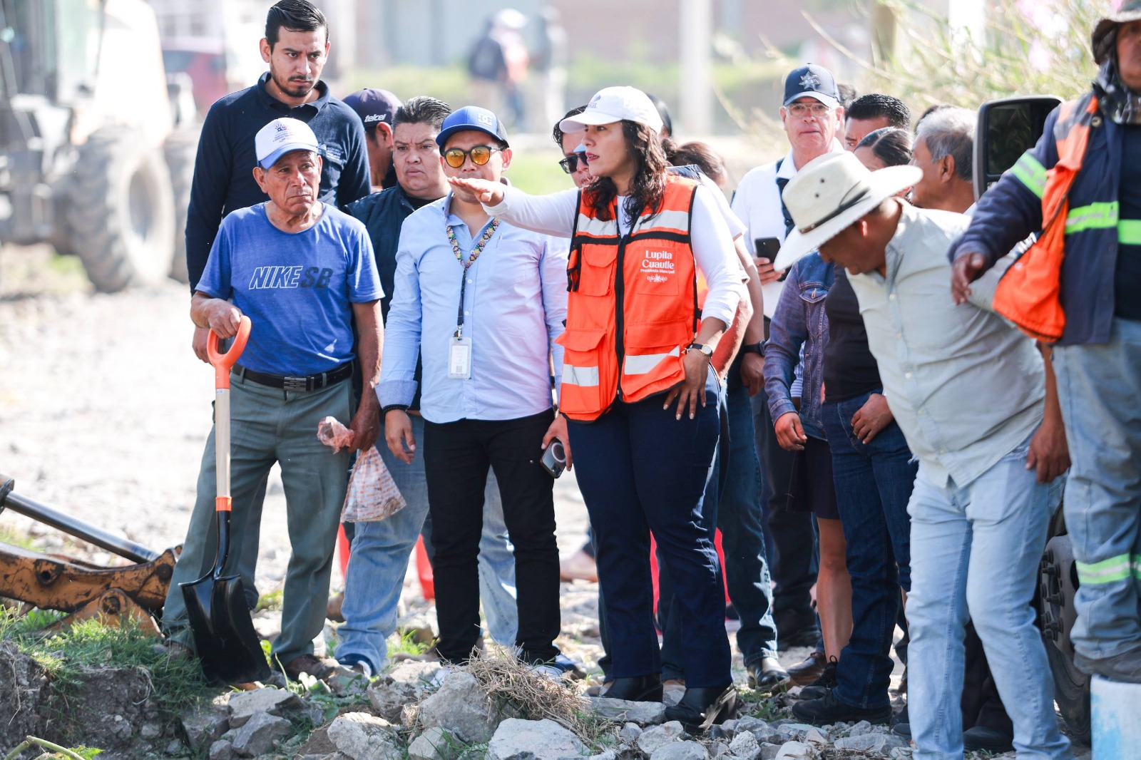 Lupita Cuautle lleva mantenimiento integral a vialidades de Cacalotepec