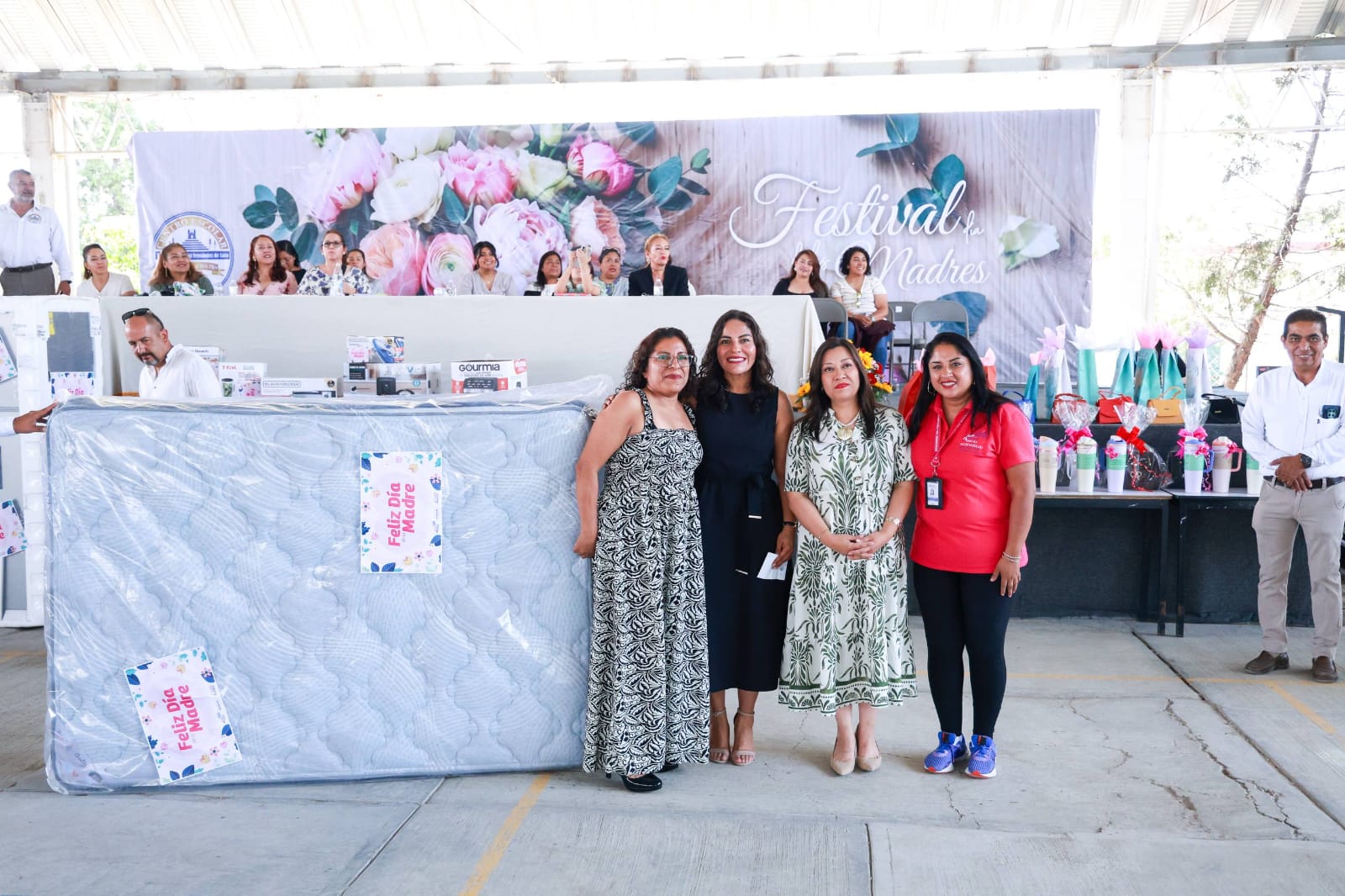 Lupita Cuautle reconoce a madres sanandreseñas con entrega de obsequios en escuelas
