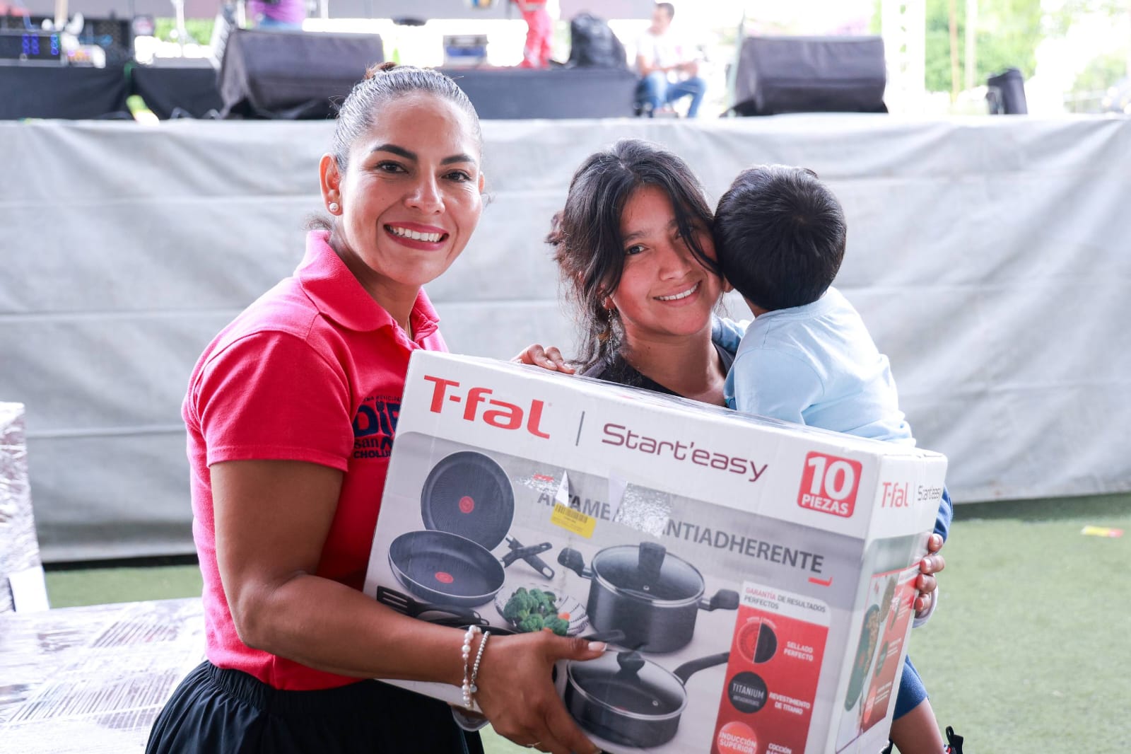 Celebra Lupita Cuautle a miles de madres sanandreseñas con música, regalos y convivencia familiar