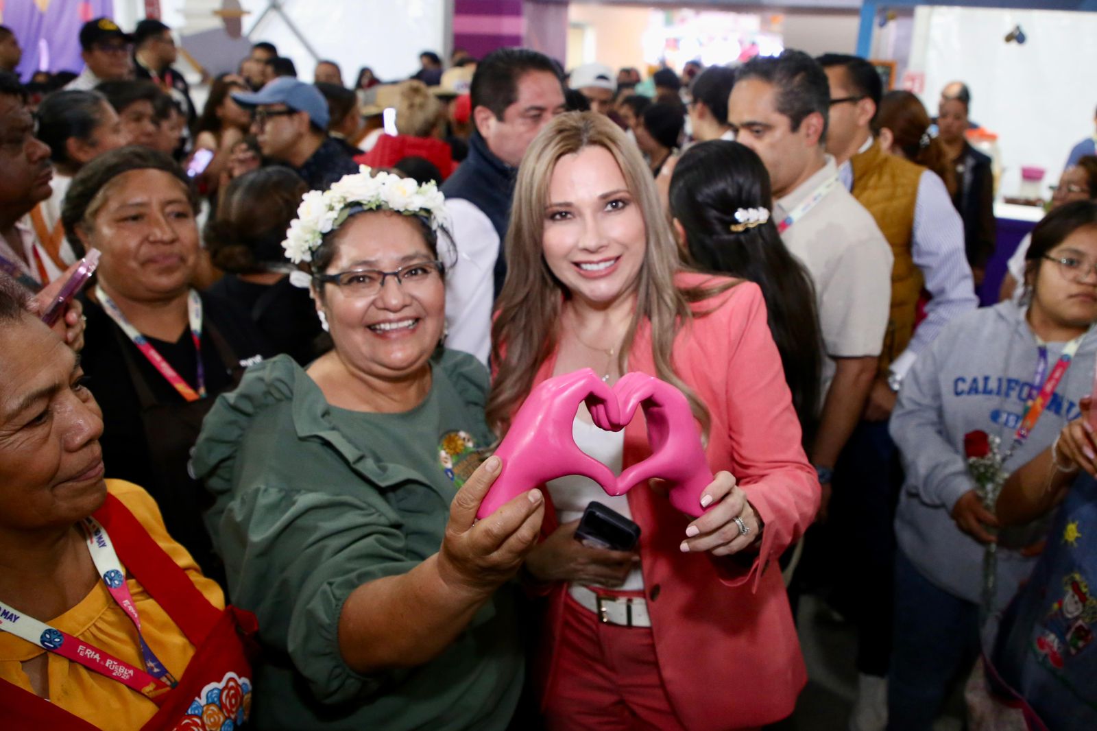 Con cercanía y sensibilidad, Ceci Arellano comparte con familias en cierre de Feria de Puebla