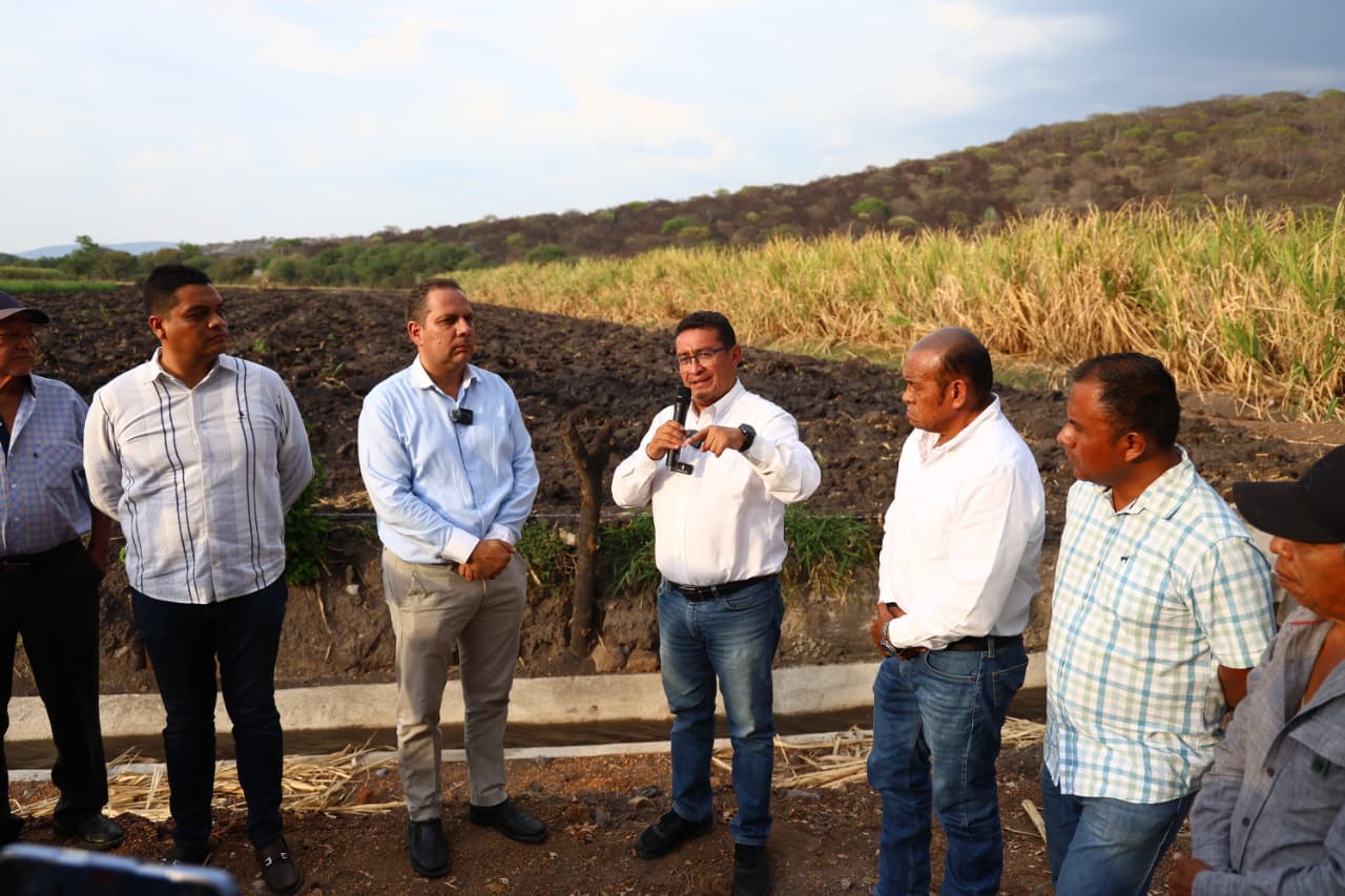 Impulsa Pável Gaspar diálogo con comunidades durante recorrido de obra hidráulica en Puctla