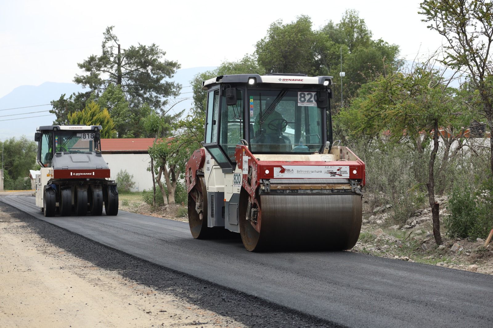 Construye Gobierno estatal 3.3 kilómetros del camino a las Loberas en Tecali