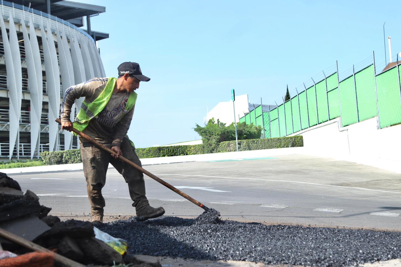 Verifica Pepe Chedraui trabajos de bacheo para mejorar la movilidad en la capital