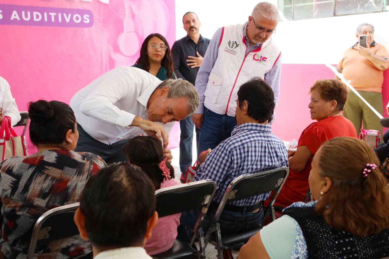 Pepe Chedraui, a través del programa “Oír para Vivir”, entrega 50 aparatos auditivos