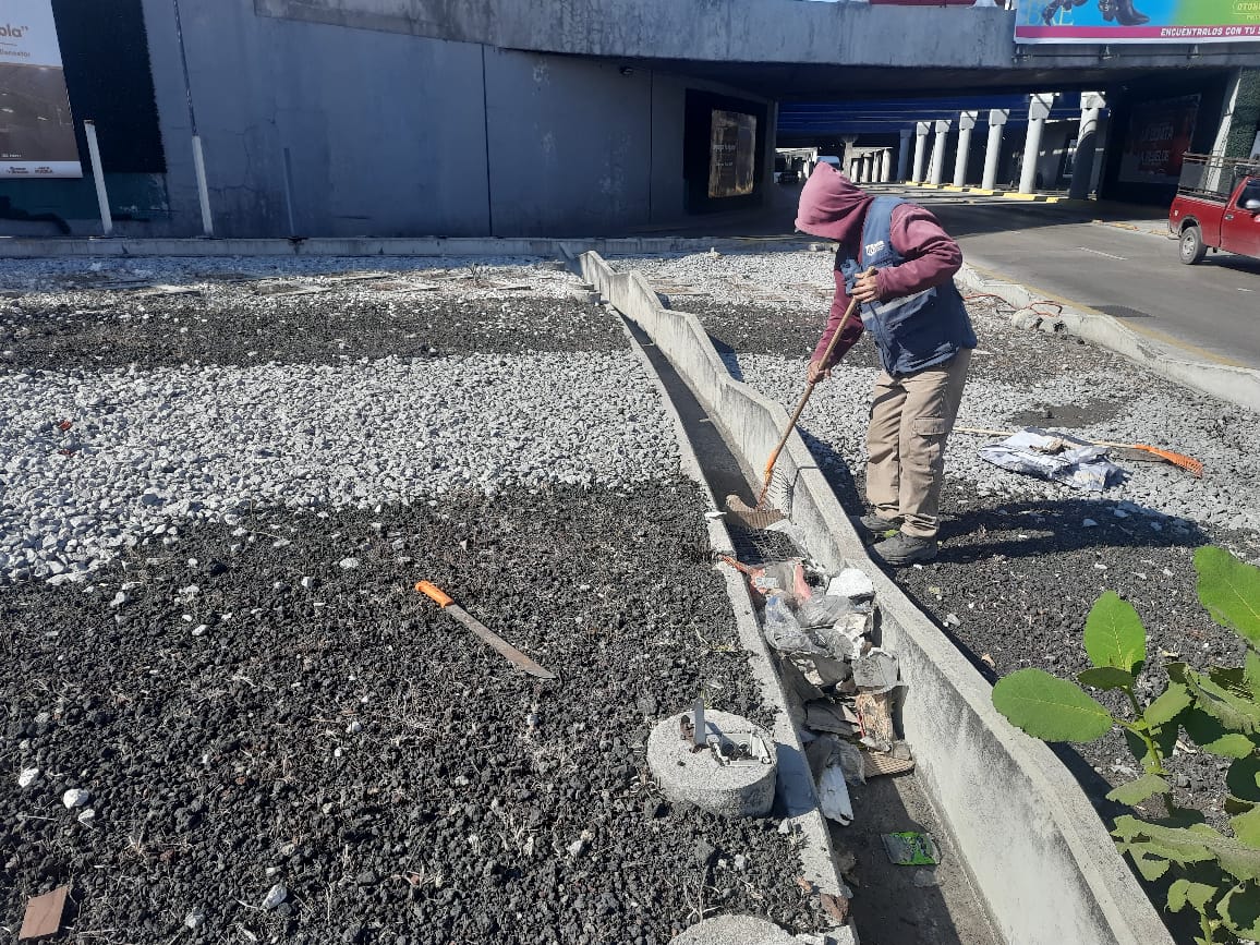 Refuerza Gobierno de Pepe Chedraui mantenimiento en bajo puentes de la capital