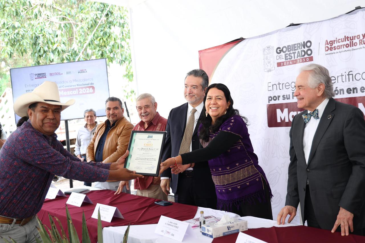 Puebla consolida liderazgo nacional en producción de mezcal con 91 medallas