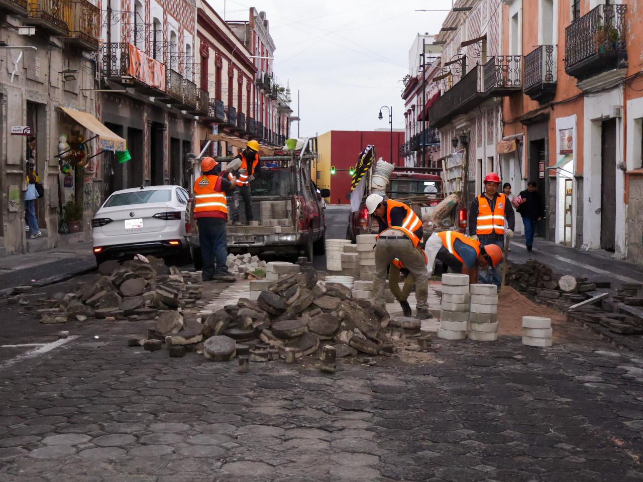 Realiza gobierno de Pepe Chedraui trabajos de bacheo en el Centro Histórico
