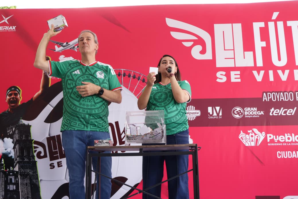 Pepe Chedraui se reúne con poblanas y poblanos en Megaintercambio de Estampas Mundialistas