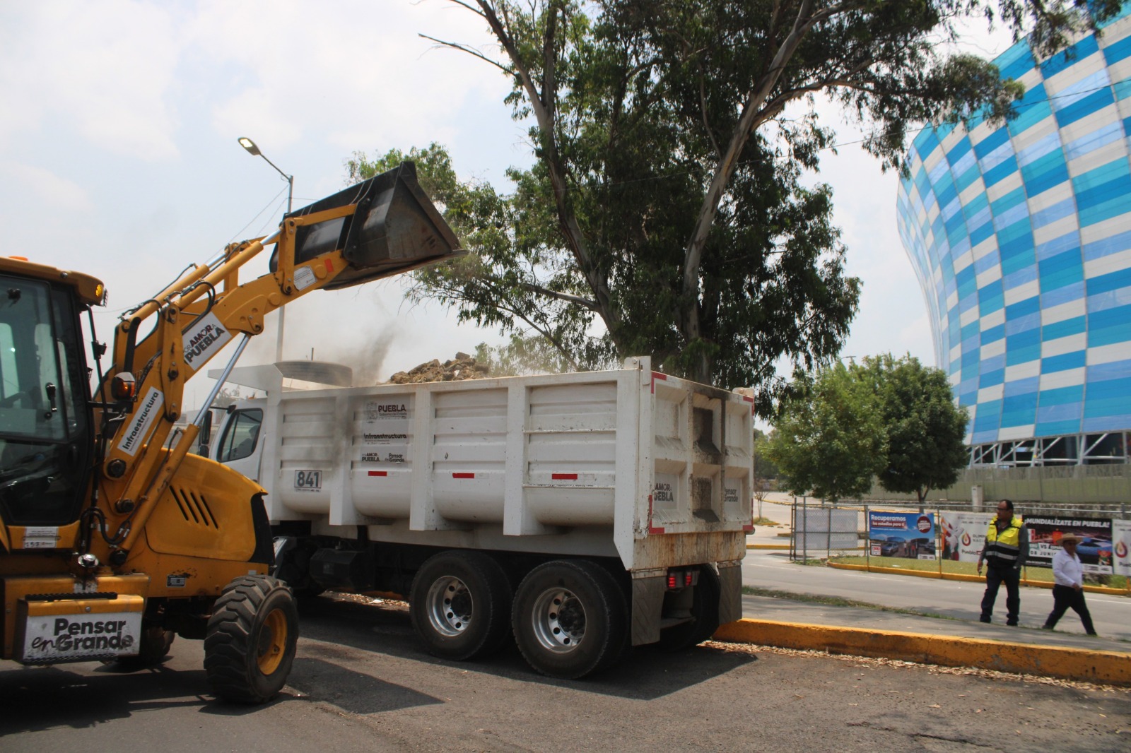 Transforma gobierno estatal accesos a Puebla con barrido mecánico y mantenimiento