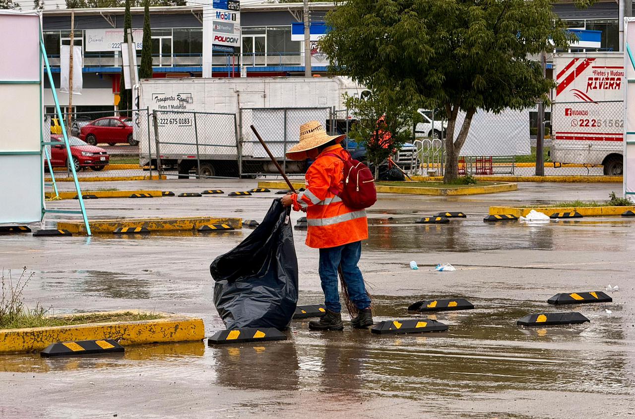 Gobierno de Pepe Chedraui mantiene limpios los alrededores del Estadio Cuauhtémoc tras evento deportivo