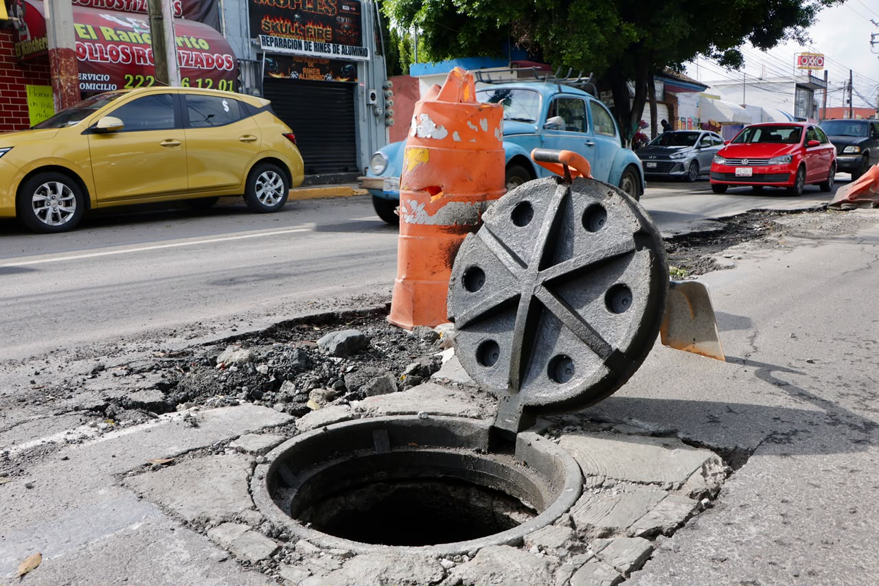 Realiza Secretaría de Infraestructura corrección temporal en daño por drenaje en Avenida Lafragua