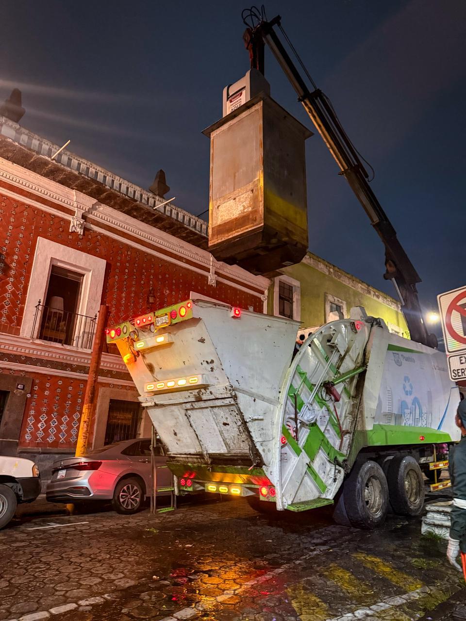 Realiza Gobierno de Pepe Chedraui mantenimiento y limpieza de contenedores soterrados en Los Sapos y Teatro Principal