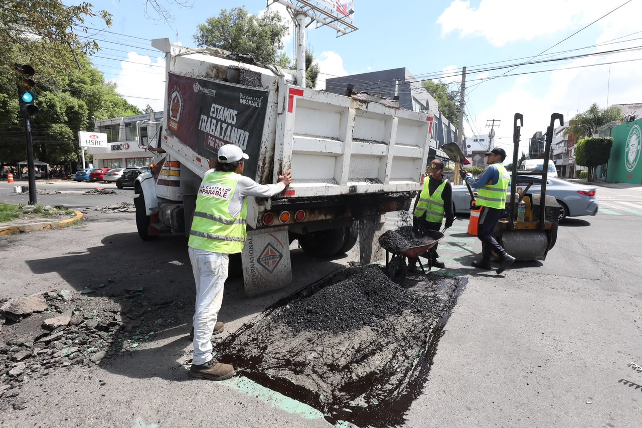 Gobierno de Pepe Chedraui refuerza acciones de bacheo en favor de las y los poblanos