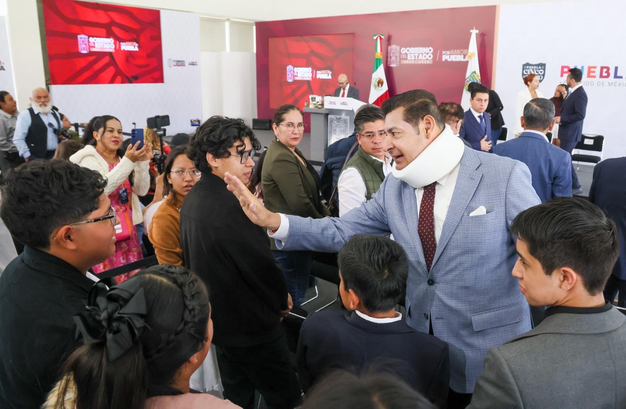 Gobierno estatal apoya a talento poblano rumbo a olimpiada matemática en Singapur
