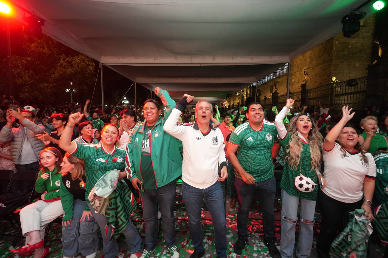 Convive Pepe Chedraui en el Zócalo durante la transmisión del partido de la Selección Mexicana