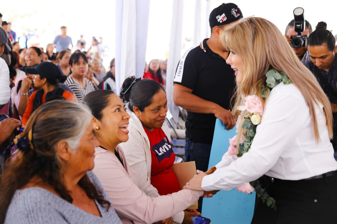 Encabeza Ceci Arellano jornada del SEDIF en beneficio de familias de Santo Tomás Hueyotlipan