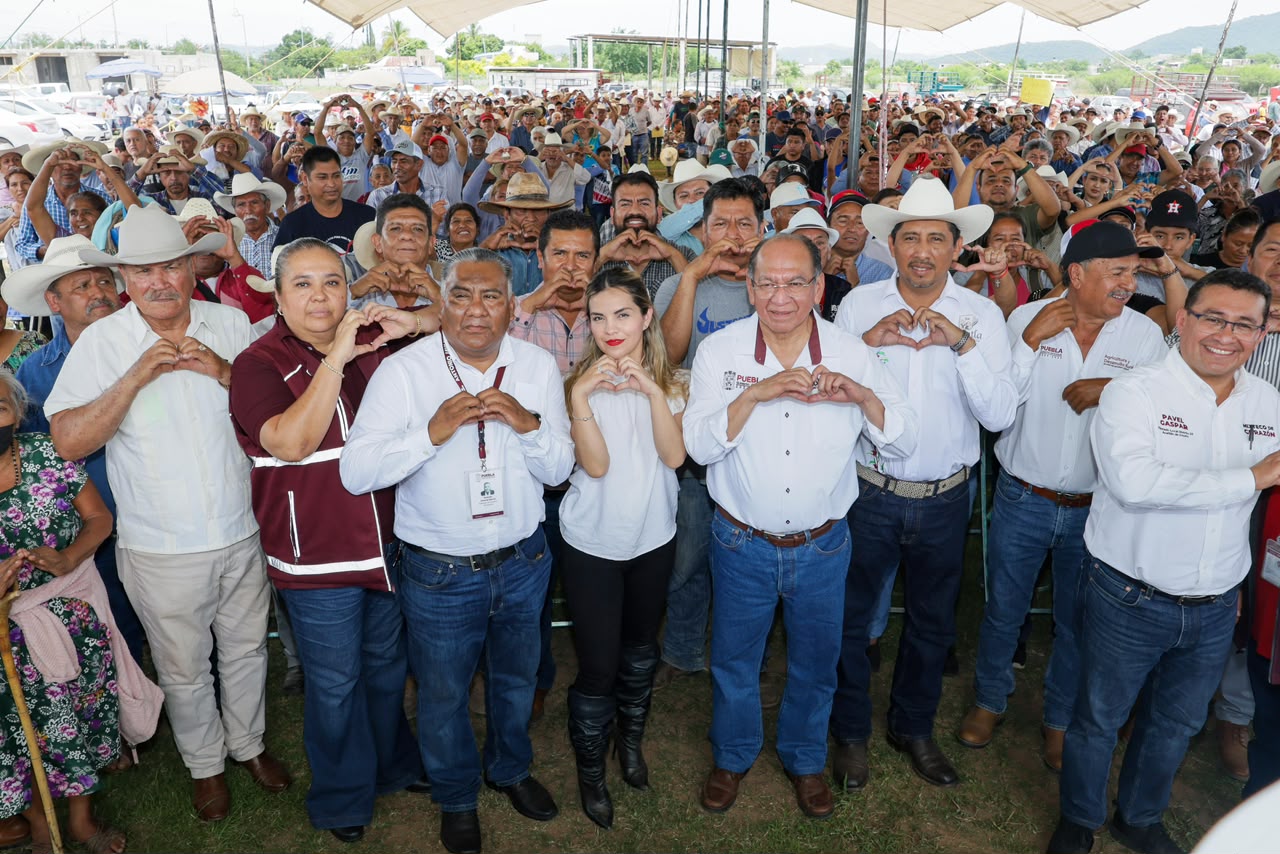 Con entrega oportuna de insumos, Gobierno Estatal fortalece productividad en la Mixteca Poblana