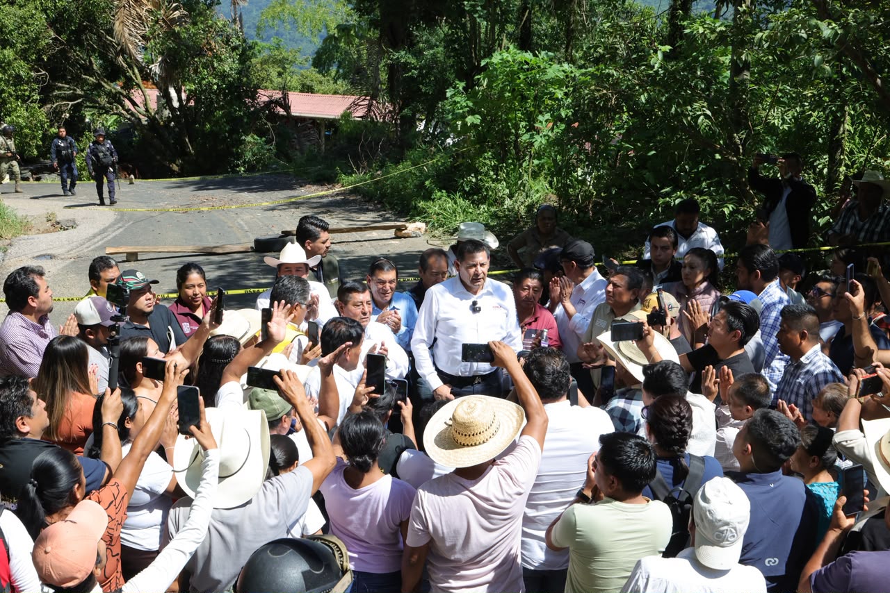 Gobierno Estatal despliega maquinaria y apoyos sociales para atender emergencia en la Sierra Negra