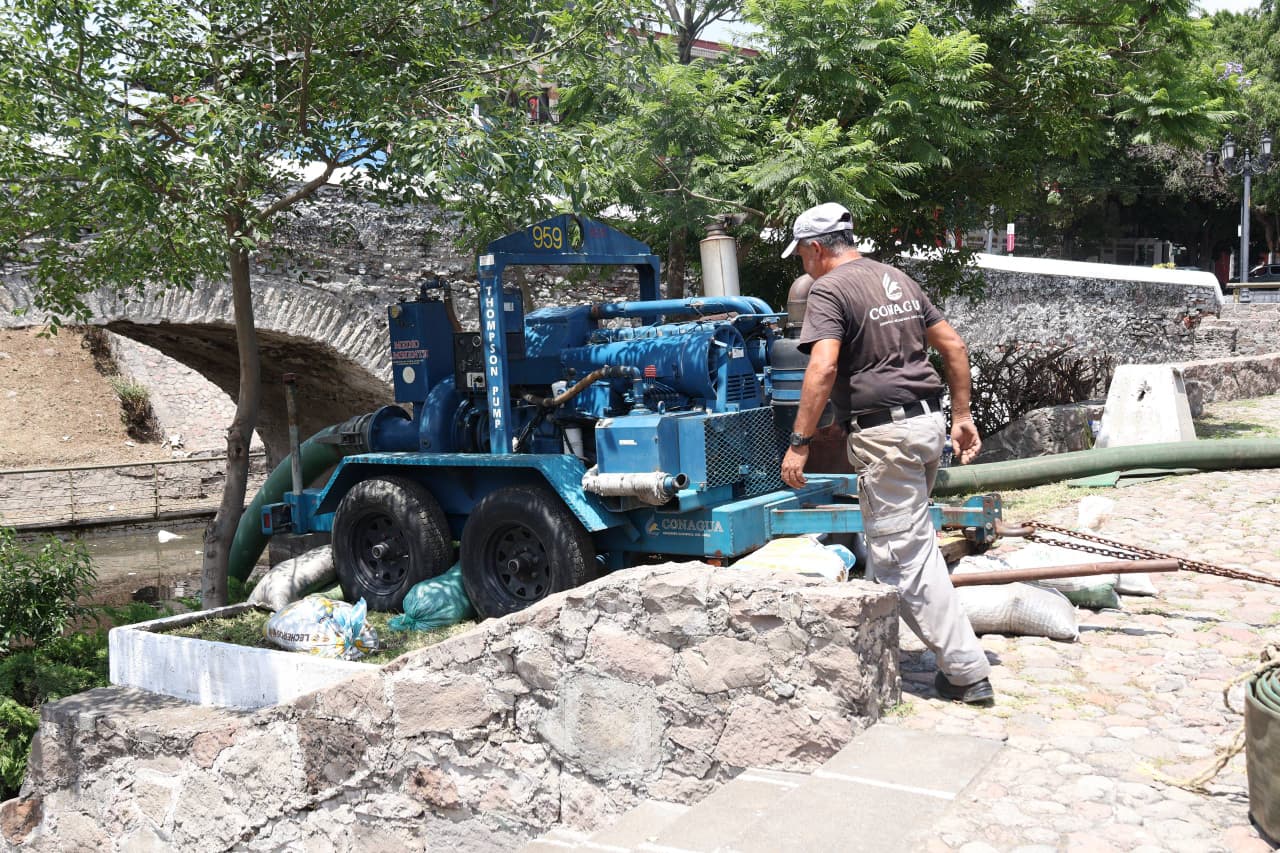 Supervisa Pepe Chedraui labores de drenado en el Puente de Ovando para restablecer la circulación segura