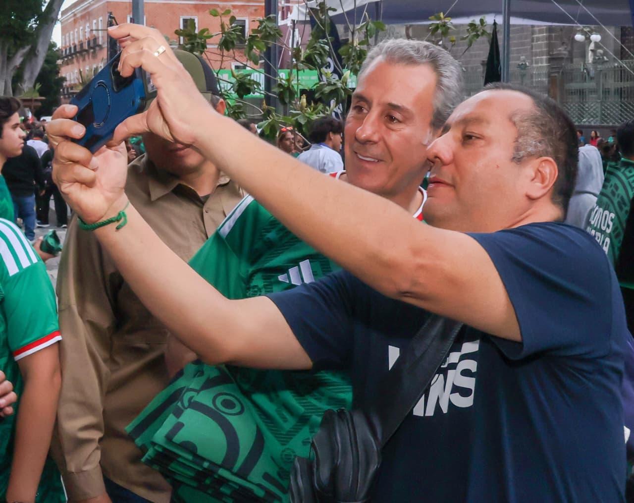 Convive Pepe Chedraui con familias poblanas durante el encuentro de la Selección Mexicana