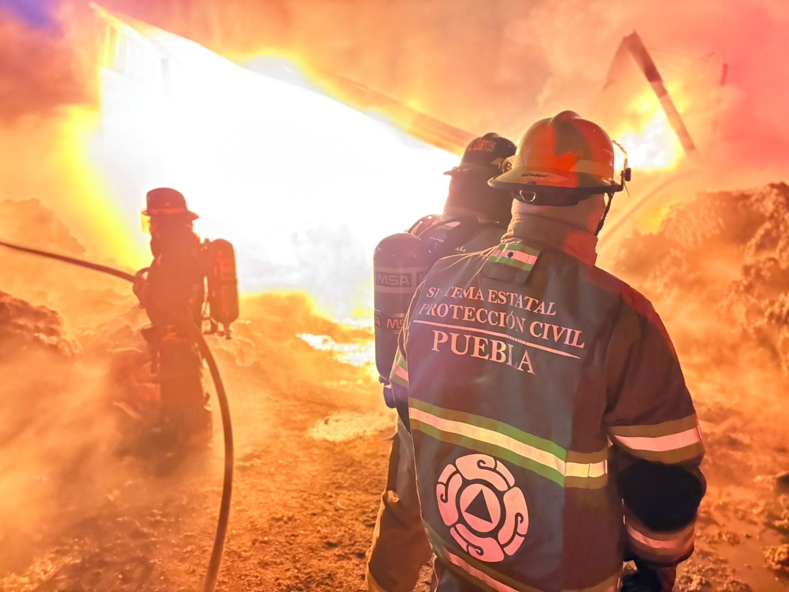 Coordinación interinstitucional contiene incendio y salvaguarda población en puebla
