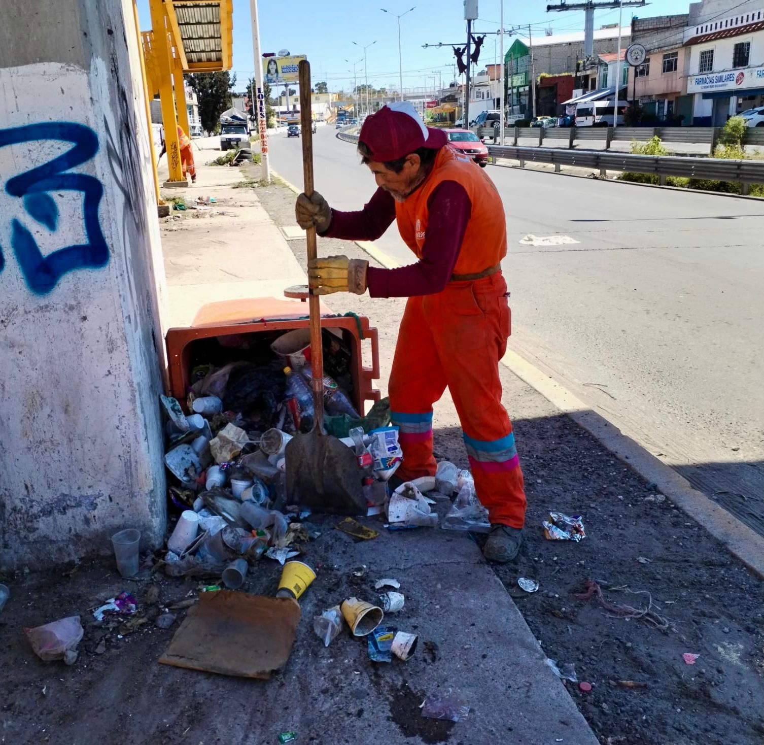 Gobierno de Pepe Chedraui realiza jornada de limpieza en puente de la Central de Abasto