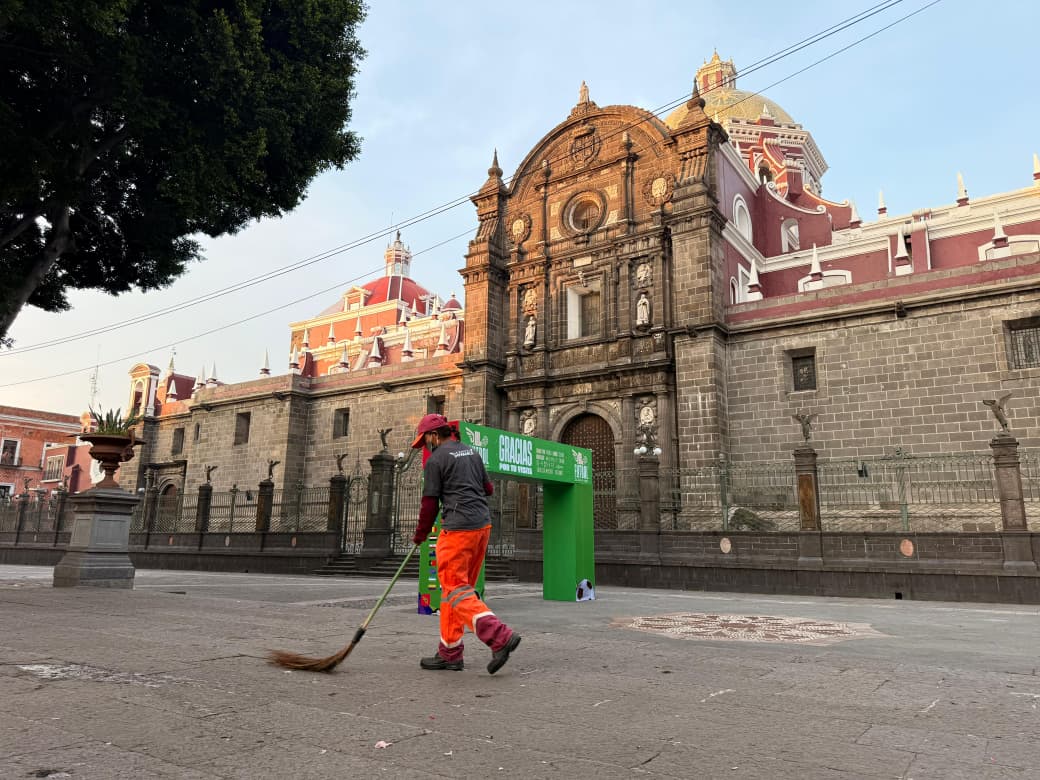 Gobierno de Pepe Chedraui mantiene limpios el Zócalo y la Avenida Juárez tras el encuentro entre México e Inglaterra