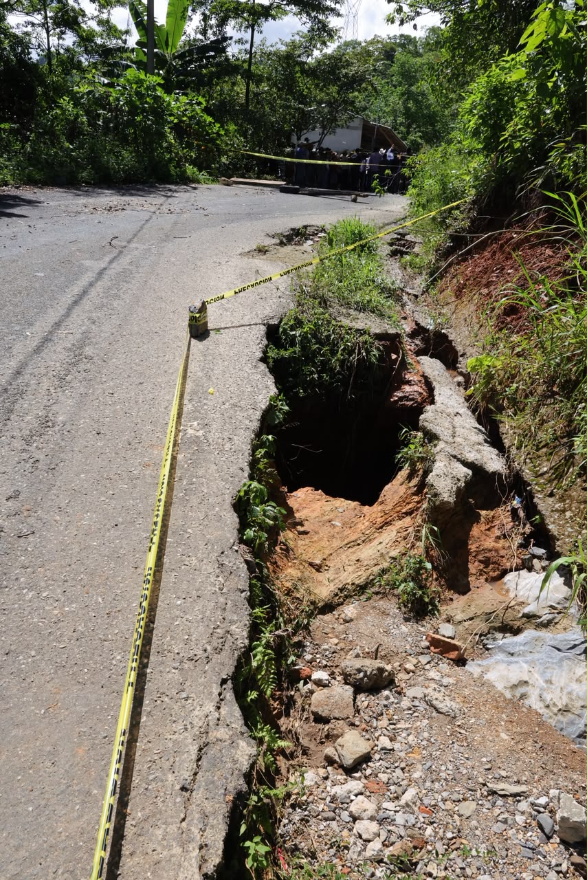 Gobierno del Estado repara daño al tramo carretero Azumbilla-Tlacotepec
