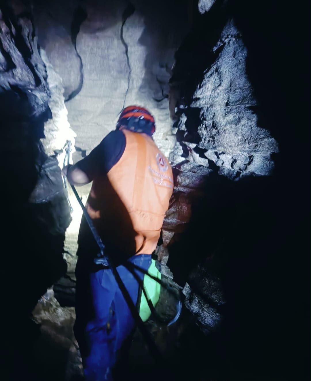 Protección Civil refuerza labores de rescate de familia atrapada en gruta de Cuetzalan