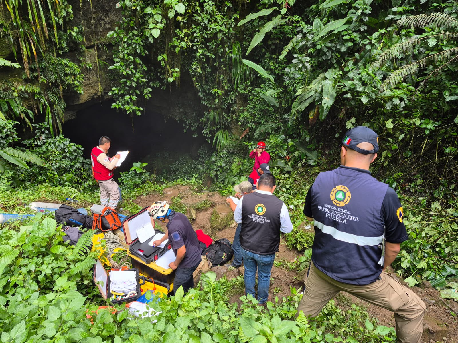 Continúan tareas de búsqueda y rescate en gruta de Cuetzalan: Protección Civil