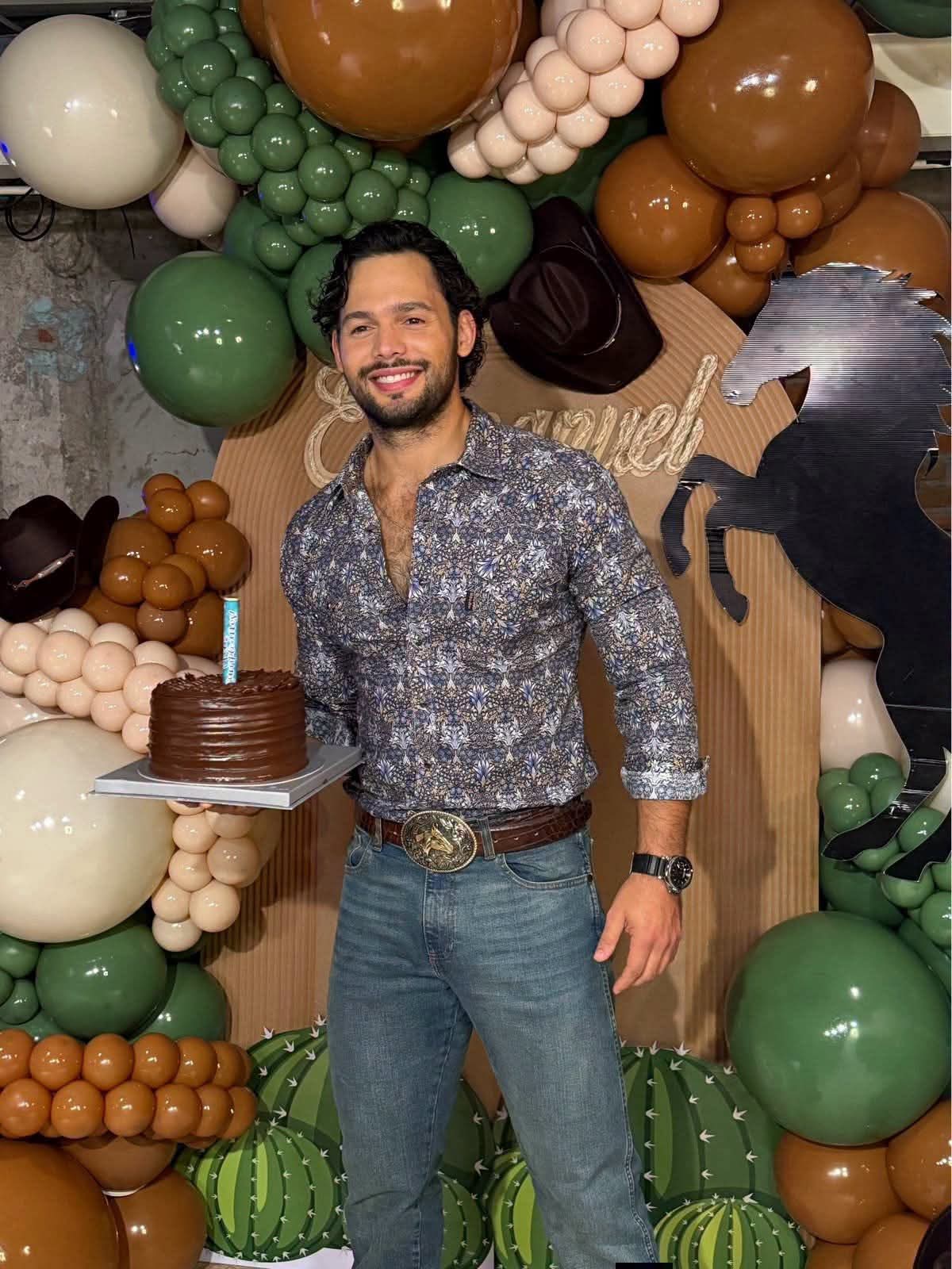 Elenco y equipo de producción de “Tierra de amor y coraje” le celebraron su cumpleaños a Emmanuel Palomares.