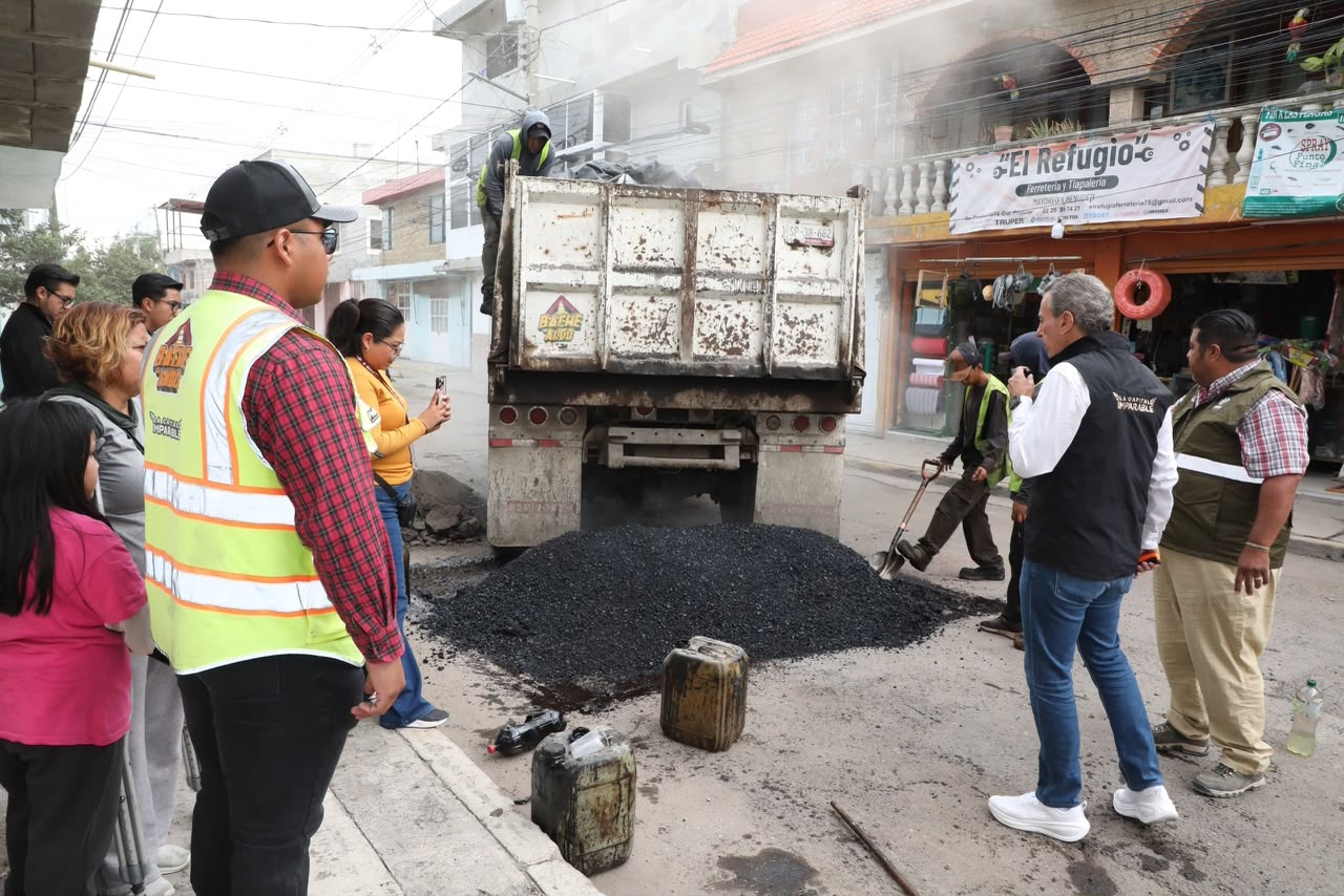 Supervisa Pepe Chedraui trabajos de bacheo en colonia Popular Castillotla