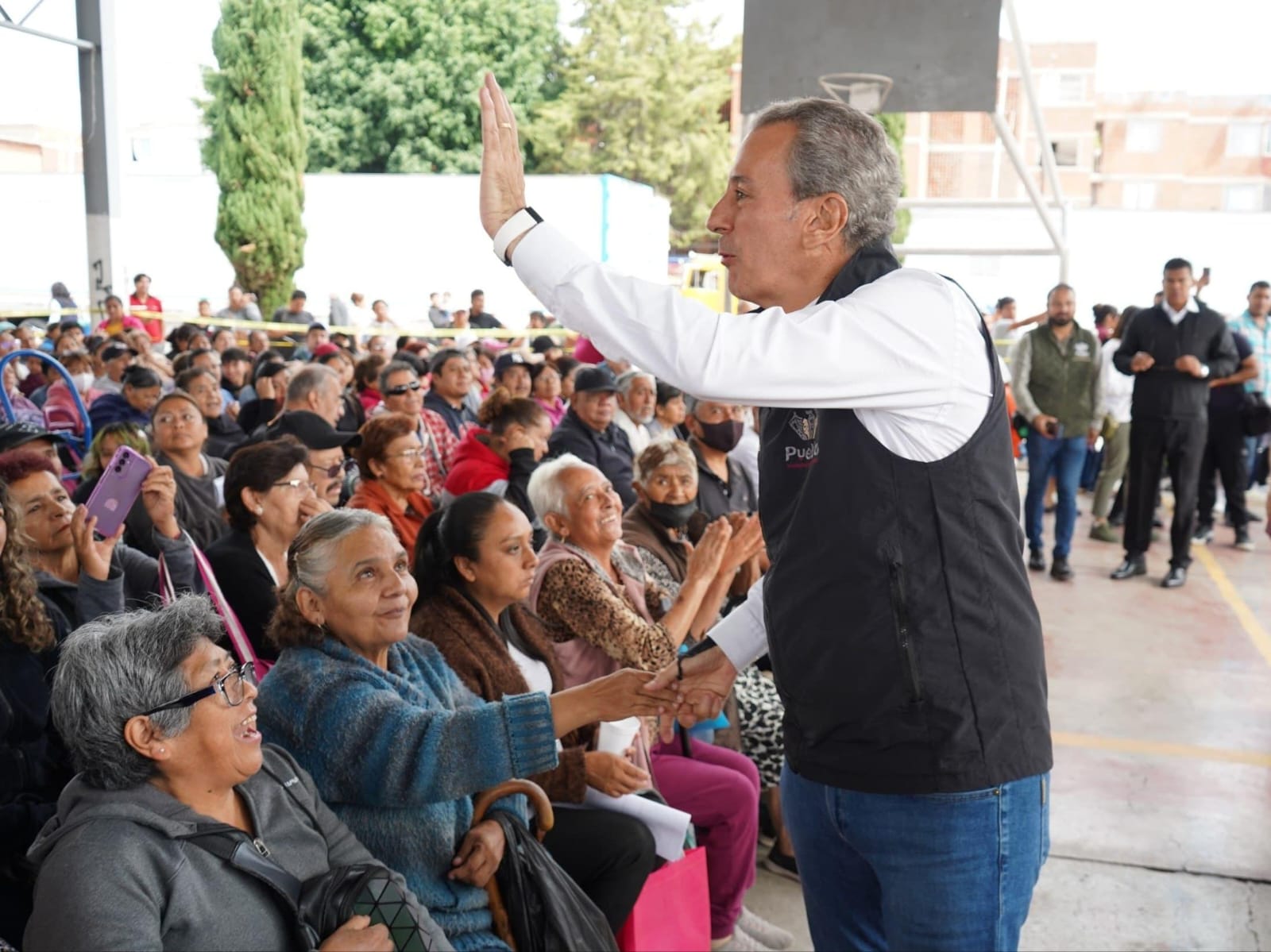 Pepe Chedraui entregó despensas del programa “Alimentación Imparable” en Agua Santa