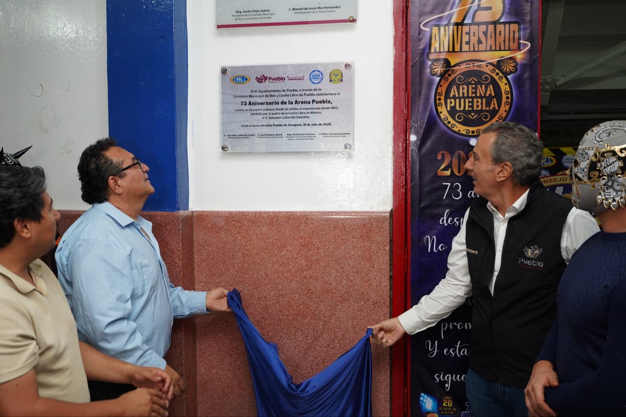 Devela Pepe Chedraui placa conmemorativa por el 73 aniversario de la Arena Puebla